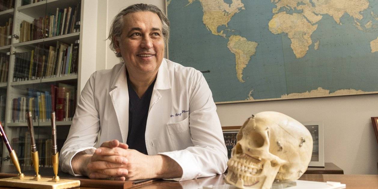 Dr Planas en despacho